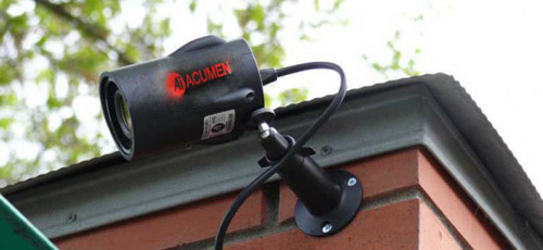 Цилиндрическая камера во дворе