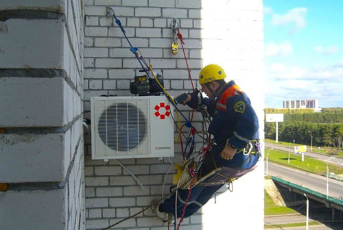 В труднодоступных местах снять кондиционер может либо альпинист, либо спецтехника