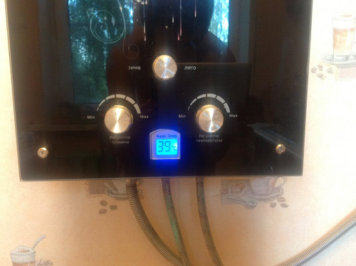 Цифровой дисплей показывает температуру воды