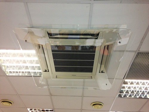 Экран-отражатель на подвесном кондиционере