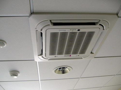 Кассетный фанкойл установленный на потолке