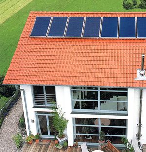 Дом с солнечными батареями