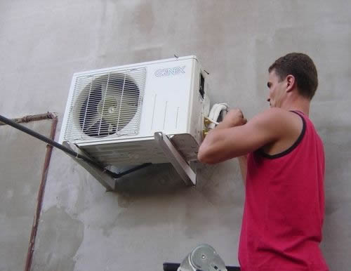 Установку козырька следует проводить одновременно с монтажом кондиционера