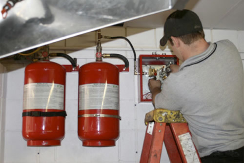 Мастер подключает узлы противопожарной системы