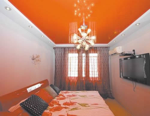 Спальня с установленным кондиционером и натяжным потолком