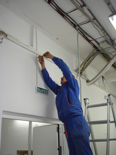 все работы должен выполнять опытный электромонтер