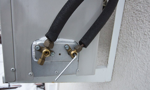 В первую очередь нужно отключить все патрубки с подводящим хладагентом