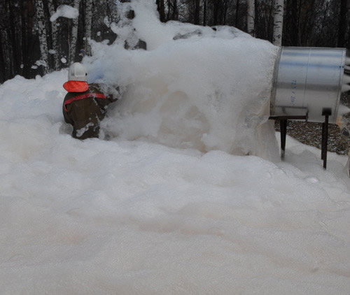 Процесс тушения высокократной пеной