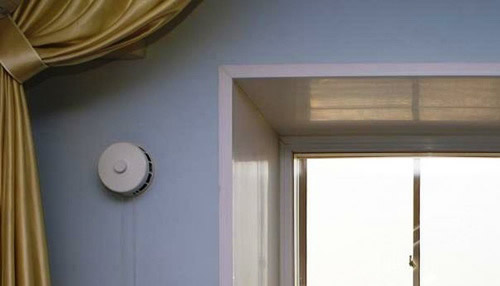 Проветриватель в стене аккуратно вписывается в интерьер