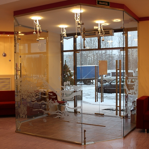 Стеклянный тамбур - эффективно и эстетично
