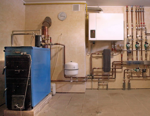 Твердотопливный котел в подвальном помещении