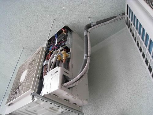 Если вы заметили неполадки в работе кондиционера стоит обратиться к профессионалам