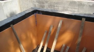 Теплоизоляция цоколя позволяет не пустить холод в дом