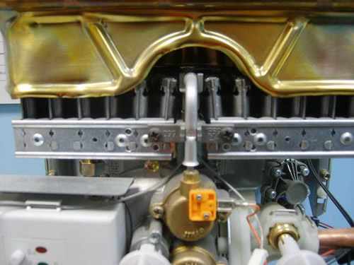 Современные газовые колонки работают на автоматических электронных розжигах